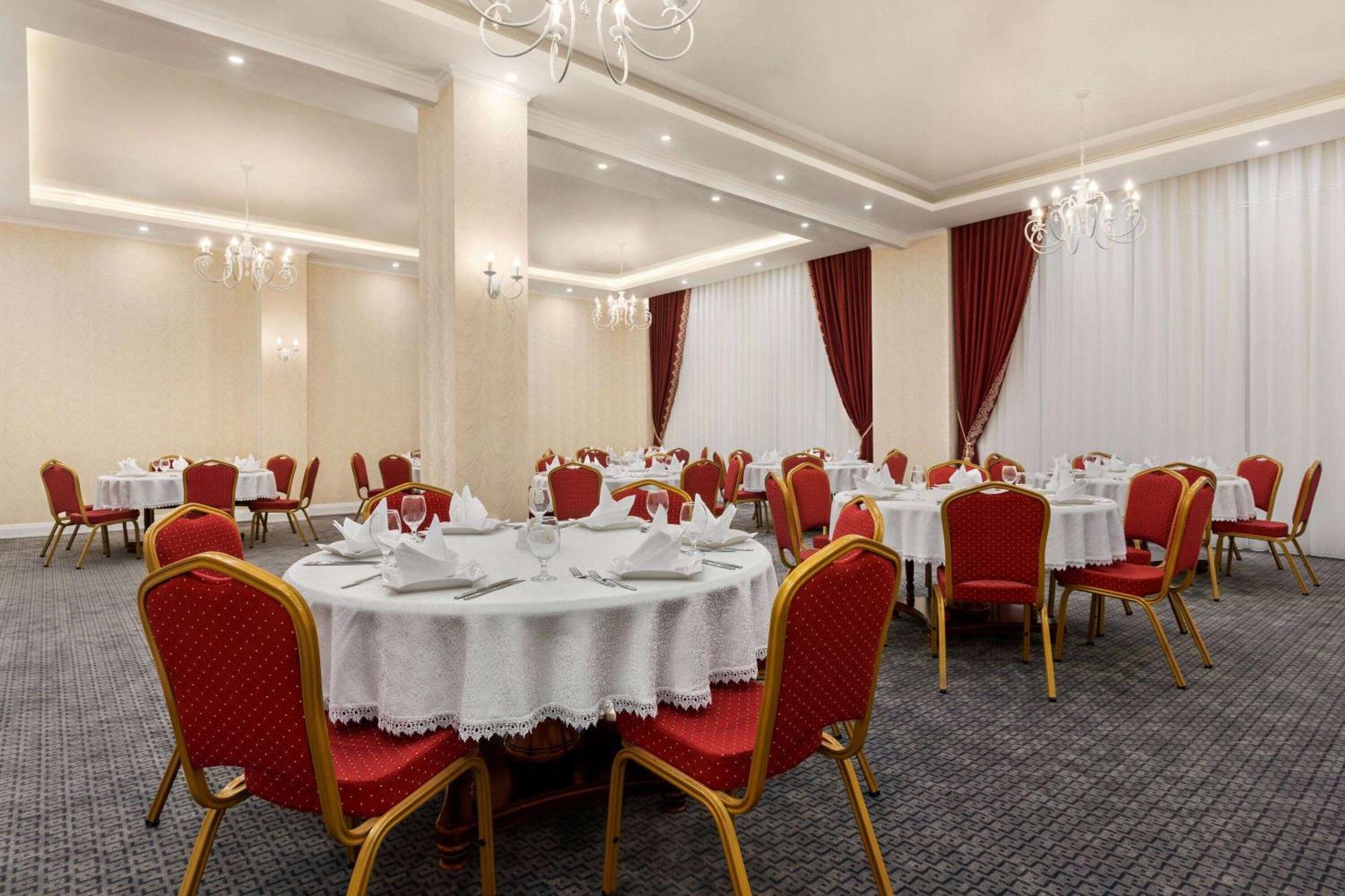 Ramada By Wyndham Shymkent Hotel Exterior foto